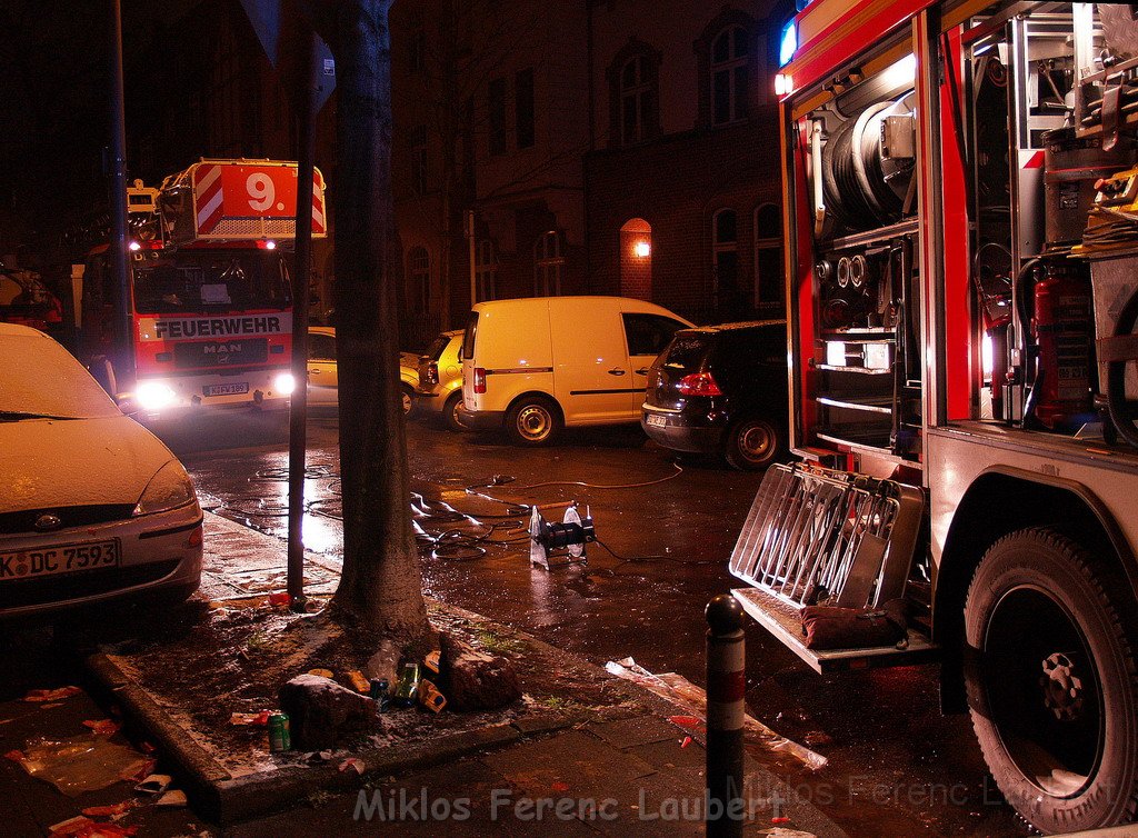 Feuer 3 Dachstuhlbrand Koeln Muelheim Gluecksburgstr P264.JPG